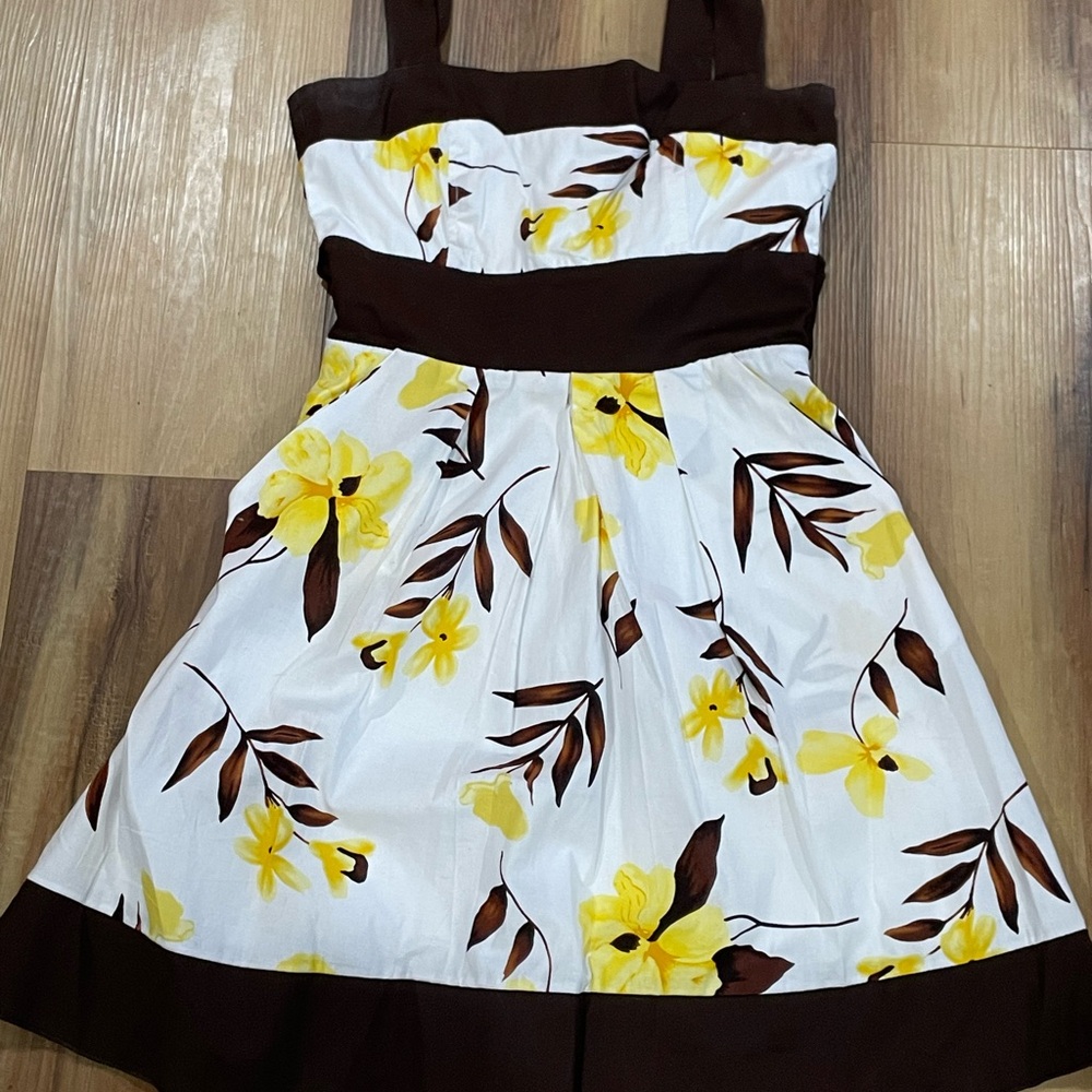 Charming Floral Dress with Yellow and Brown Accents